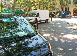 Batalla campal en el Raval: una treintena de personas asalta un restaurante con machetes, palos y sillas volando Furgón de la BRIMO desplegado en la Rambla del Raval tras la pelea multitudinaria registrada este fin de semana en Barcelona.