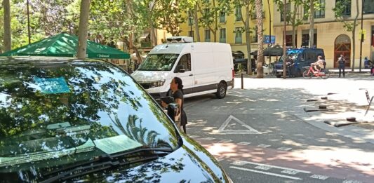 Furgón de la BRIMO desplegado en la Rambla del Raval tras la pelea multitudinaria registrada este fin de semana en Barcelona.