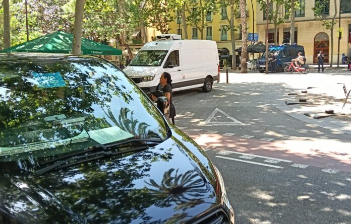 Furgón de la BRIMO desplegado en la Rambla del Raval tras la pelea multitudinaria registrada este fin de semana en Barcelona.