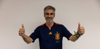 Gonzalo de Oro posa con la camiseta de la selección española para reclamar una pantalla gigante en Barcelona durante el Mundial.