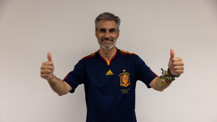 Gonzalo de Oro posa con la camiseta de la selección española para reclamar una pantalla gigante en Barcelona durante el Mundial.