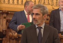 Gonzalo de Oro interviene durante el Pleno del Ayuntamiento de Barcelona