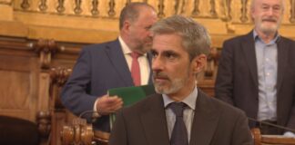 Gonzalo de Oro interviene durante el Pleno del Ayuntamiento de Barcelona