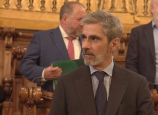 Gonzalo de Oro interviene durante el Pleno del Ayuntamiento de Barcelona
