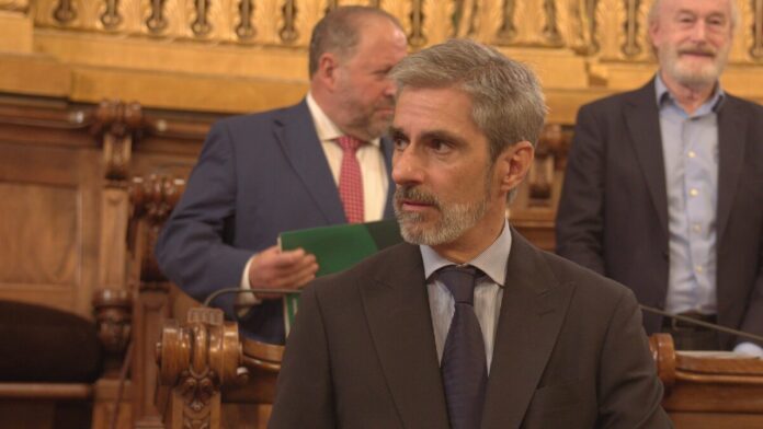 Gonzalo de Oro interviene durante el Pleno del Ayuntamiento de Barcelona