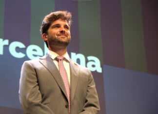 Aragonès ya es candidato de AC en Barcelona: «La ciudad no puede seguir siendo un laboratorio de ideas estrafalarias» Jordi Aragonès durante su proclamación como candidato de Aliança Catalana a la alcaldía de Barcelona en un acto celebrado en el Centre Cultural del Born.