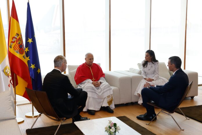 El papa León XIV conversa con los Reyes Felipe VI y Letizia y el presidente del Gobierno, Pedro Sánchez, durante un encuentro en el aeropuerto Adolfo Suárez Madrid-Barajas.