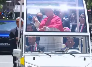 El “six-seven”, el gesto viral que el papa León XIV ha convertido en fenómeno global el papa León XIV