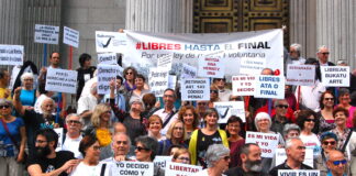 Manifestación de defensores de la eutanasia y el derecho a una muerte digna durante una concentración en Madrid.