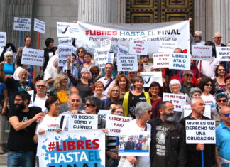 Cataluña lidera las solicitudes de eutanasia en España con una tasa que casi triplica la media nacional Manifestación de defensores de la eutanasia y el derecho a una muerte digna durante una concentración en Madrid.