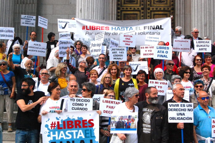 Manifestación de defensores de la eutanasia y el derecho a una muerte digna durante una concentración en Madrid.