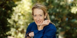 La escritora Milena Busquets posa con un perro durante la promoción de su libro Mujeres elegantes.