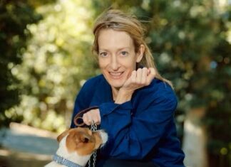 La escritora Milena Busquets posa con un perro durante la promoción de su libro Mujeres elegantes.