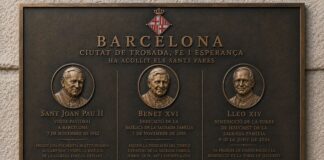 Montaje generado con inteligencia artificial que muestra cómo podría ser la placa conmemorativa propuesta por Daniel Sirera para recordar las visitas papales a Barcelona.