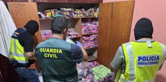 Agentes de los Mossos d'Esquadra, la Guardia Civil y la Policía Nacional inspeccionan productos falsificados durante una operación contra el top manta.