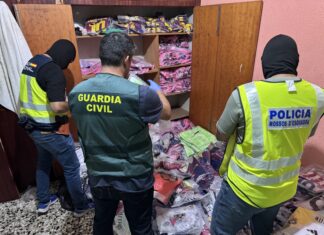 Agentes de los Mossos d'Esquadra, la Guardia Civil y la Policía Nacional inspeccionan productos falsificados durante una operación contra el top manta.
