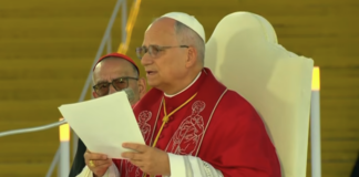 El Papa León XIV pronuncia su homilía durante la celebración celebrada en el Estadio Olímpico Lluís Companys de Barcelona.