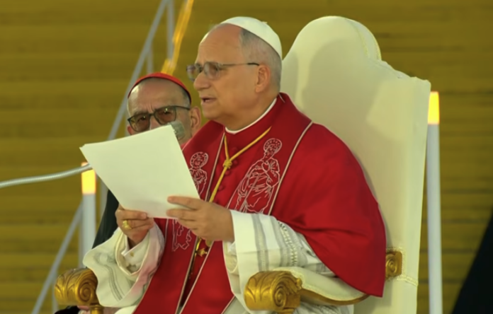 El Papa León XIV pronuncia su homilía durante la celebración celebrada en el Estadio Olímpico Lluís Companys de Barcelona.