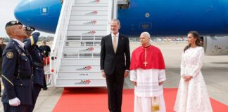 El papa León XIV es recibido por los Reyes Felipe VI y Letizia a su llegada al aeropuerto Adolfo Suárez Madrid-Barajas.