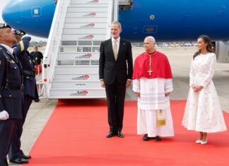 El papa León XIV es recibido por los Reyes Felipe VI y Letizia a su llegada al aeropuerto Adolfo Suárez Madrid-Barajas.