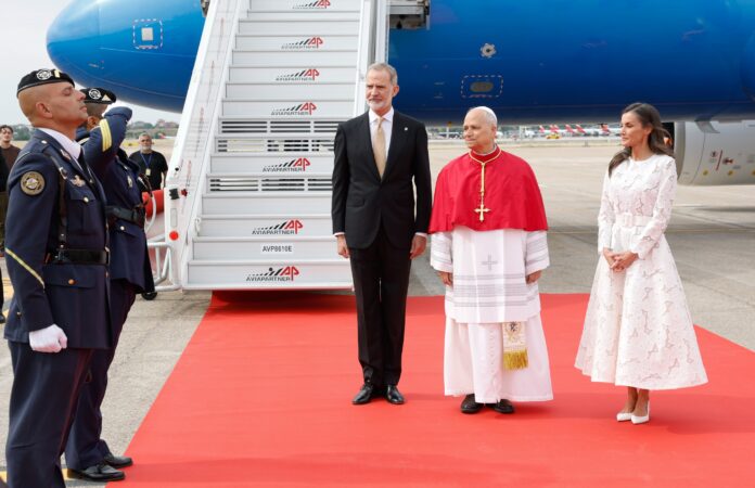 El papa León XIV es recibido por los Reyes Felipe VI y Letizia a su llegada al aeropuerto Adolfo Suárez Madrid-Barajas.
