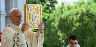 El papa León XIV sostiene un evangeliario durante una celebración litúrgica celebrada en Madrid durante su visita a España.