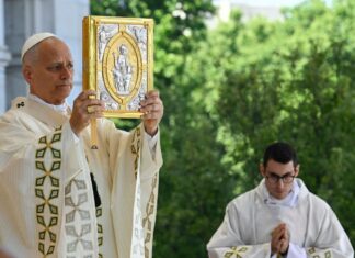 El papa León XIV sostiene un evangeliario durante una celebración litúrgica celebrada en Madrid durante su visita a España.