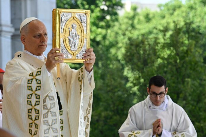 El papa León XIV sostiene un evangeliario durante una celebración litúrgica celebrada en Madrid durante su visita a España.