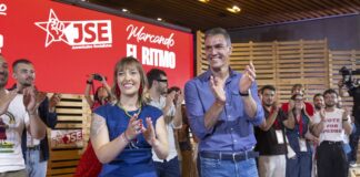 Pedro Sánchez y Aránzazu Figueroa durante un acto de Juventudes Socialistas.