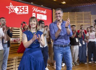 Pedro Sánchez y Aránzazu Figueroa durante un acto de Juventudes Socialistas.