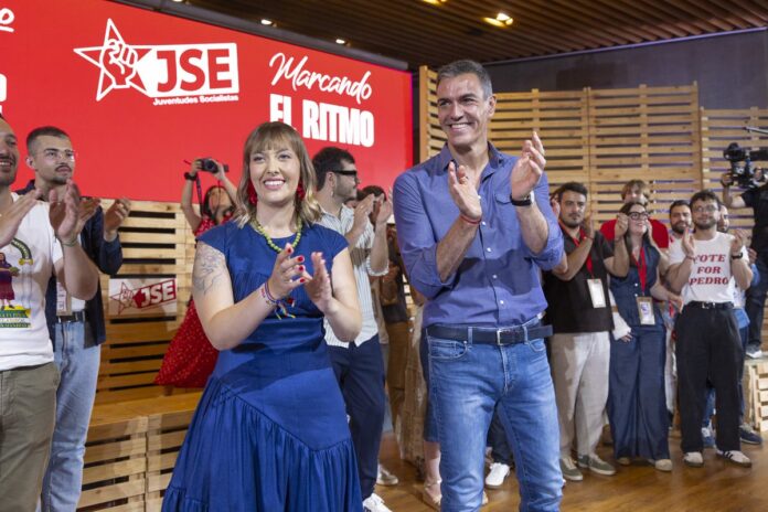 Pedro Sánchez y Aránzazu Figueroa durante un acto de Juventudes Socialistas.