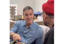 Ahí se quedan, me voy a La Mareta Pedro Sánchez conversa con Damon Albarn, líder de Gorillaz, durante su visita al festival Primavera Sound de Barcelona.