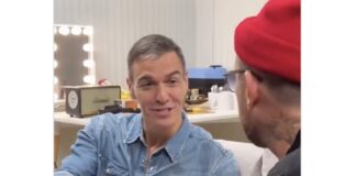 Pedro Sánchez conversa con Damon Albarn, líder de Gorillaz, durante su visita al festival Primavera Sound de Barcelona.