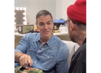 Sánchez acude al Primavera Sound con su mujer tras recibir al Papa y escoltado por un amplio dispositivo de seguridad Pedro Sánchez conversa con Damon Albarn, líder de Gorillaz, durante su visita al festival Primavera Sound de Barcelona.