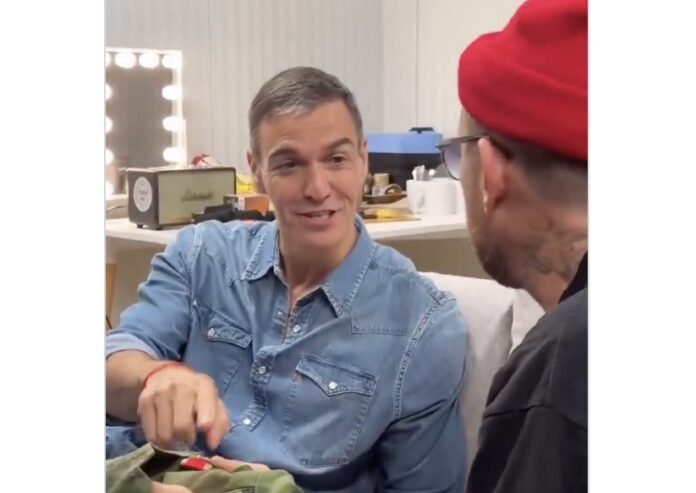 Pedro Sánchez conversa con Damon Albarn, líder de Gorillaz, durante su visita al festival Primavera Sound de Barcelona.