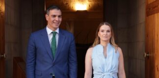 Pedro Sánchez y la presidenta balear, Marga Prohens, durante un encuentro institucional.