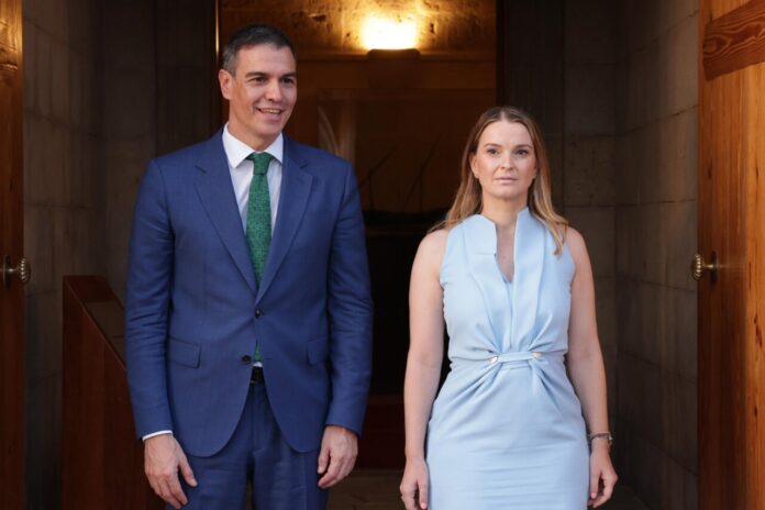 Pedro Sánchez y la presidenta balear, Marga Prohens, durante un encuentro institucional.