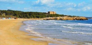 Vista general de la playa de l'Arrabassada de Tarragona, donde un menor de 12 años falleció y otros dos adolescentes resultaron heridos críticos tras un incidente en el agua.