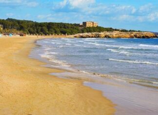 Mueren dos menores y otros queda en estado crítico tras un accidente en una playa de Tarragona Vista general de la playa de l'Arrabassada de Tarragona, donde un menor de 12 años falleció y otros dos adolescentes resultaron heridos críticos tras un incidente en el agua.