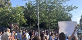 Familias del Colegio de las Teresianas se concentran para protestar contra el proyecto que prevé abrir parte del centro educativo al turismo en Barcelona.