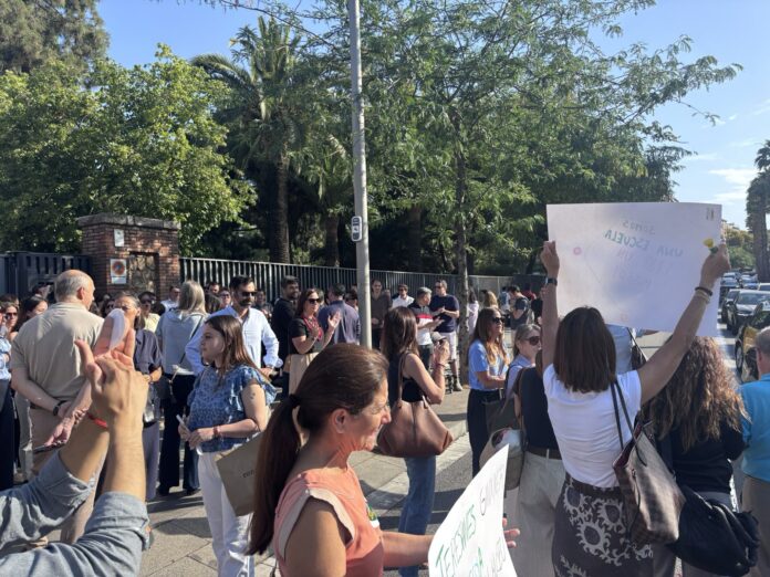 Familias del Colegio de las Teresianas se concentran para protestar contra el proyecto que prevé abrir parte del centro educativo al turismo en Barcelona.