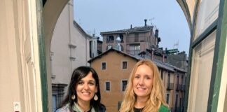 Silvia Orriols y Judit Vinyes en el balcón del Ayuntamiento de Berga durante la celebración de la Patum