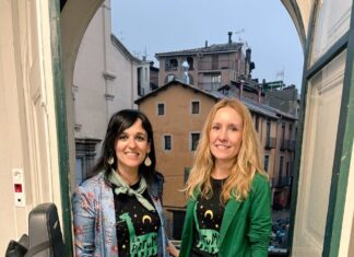 Silvia Orriols y Judit Vinyes en el balcón del Ayuntamiento de Berga durante la celebración de la Patum