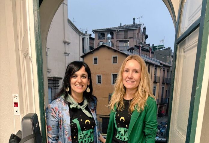 Silvia Orriols y Judit Vinyes en el balcón del Ayuntamiento de Berga durante la celebración de la Patum