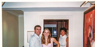 Virginia Giuffre posa junto al príncipe Andrés y Ghislaine Maxwell en una fotografía incluida en la investigación sobre la trama de Jeffrey Epstein.