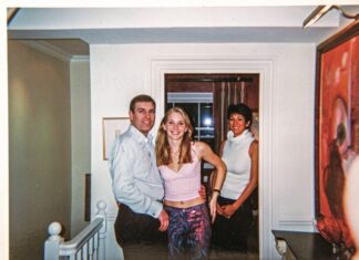 La voz que desafió a Epstein: el estremecedor testimonio póstumo de Virginia Giuffre Virginia Giuffre posa junto al príncipe Andrés y Ghislaine Maxwell en una fotografía incluida en la investigación sobre la trama de Jeffrey Epstein.