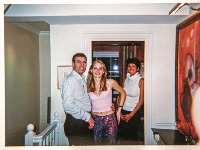 Virginia Giuffre posa junto al príncipe Andrés y Ghislaine Maxwell en una fotografía incluida en la investigación sobre la trama de Jeffrey Epstein.
