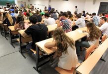 Alumnos en un aula haciendo un examen.