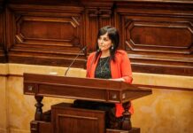 Orriols se equivoca Sílvia Orriols, líder de Aliança Catalana, en el Parlament de Cataluña
