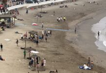 Inmigrantes en la playa de Ceuta.